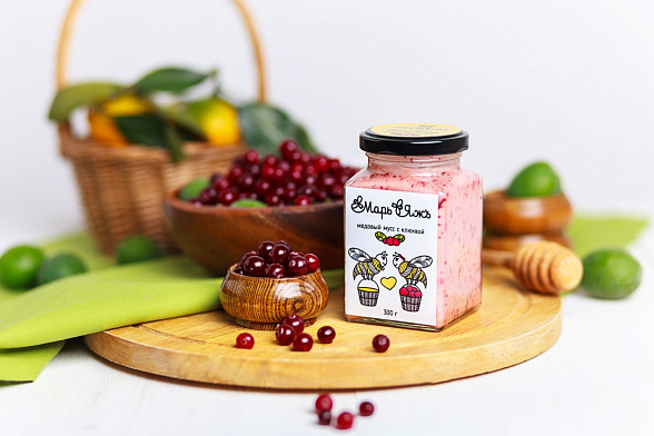 Медовый мусс (взбитый мёд) с клюквой