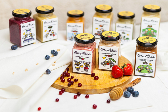 Медовый мусс (взбитый мёд) с клюквой