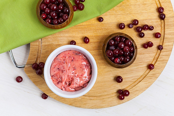 Медовый мусс (взбитый мёд) с клюквой