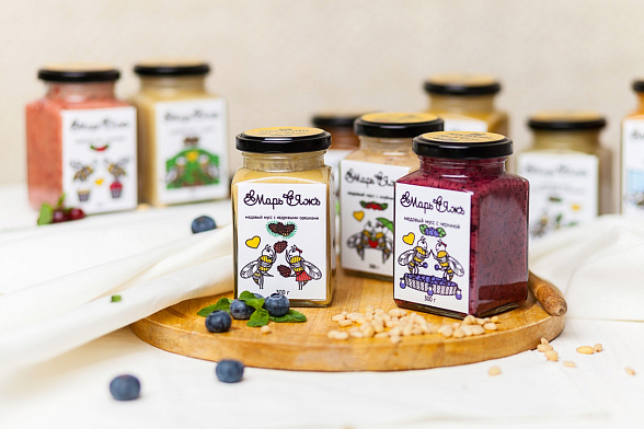 Медовый мусс (взбитый мёд) с клюквой