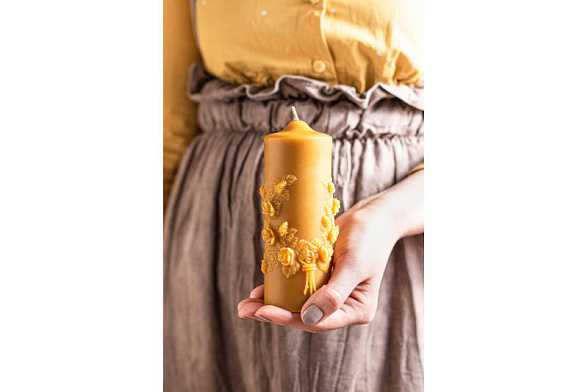 Свеча с венком из роз